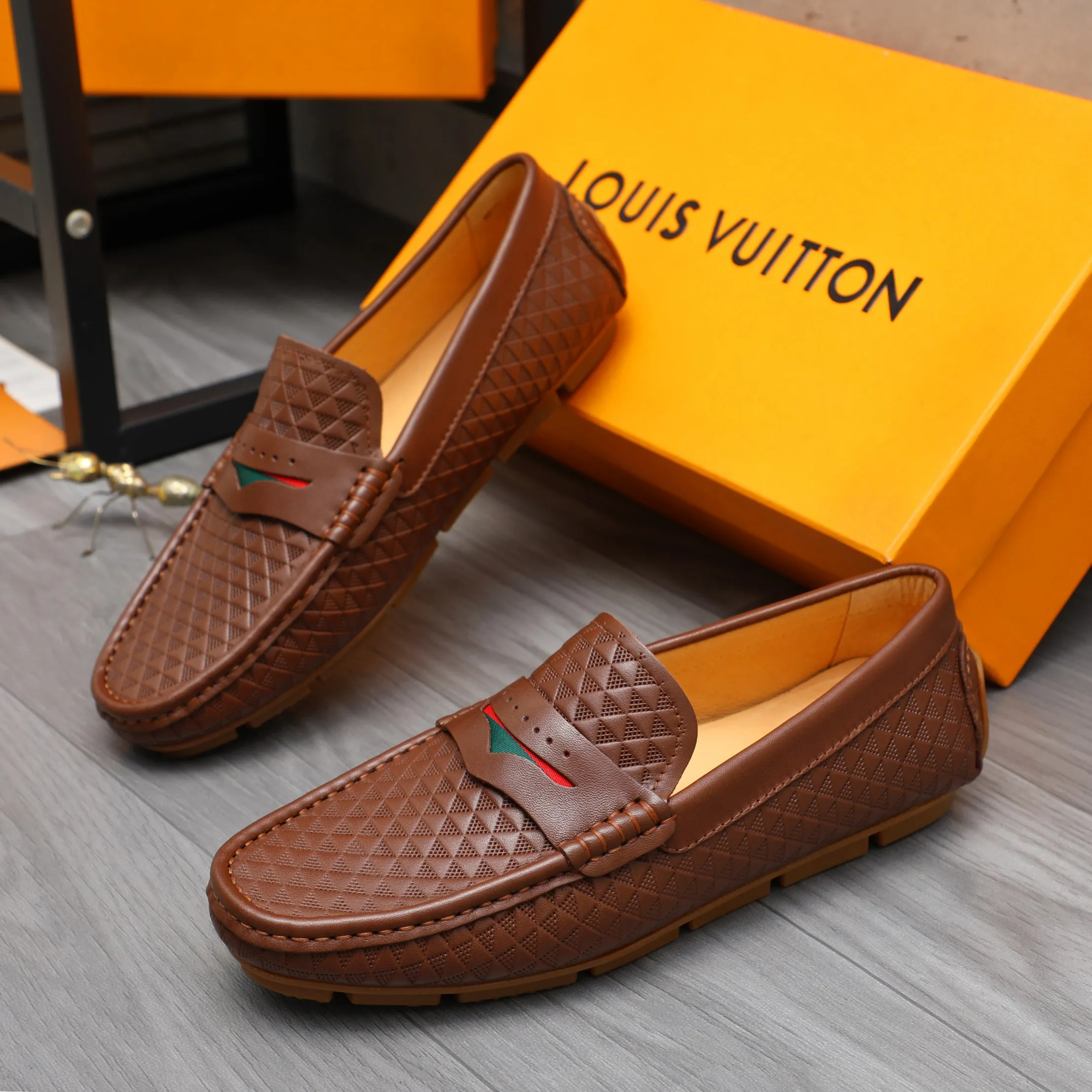 Men's shoes 💰360 Product trademark: LV "Louis Vuitton" casual slip-on men's shoes Regular size: 38-45 Product material: Selected embossed cowhide upper, pigskin lining, rubber outsole